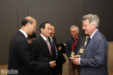 Đồng chí Lê Hoài Trung, Trưởng Ban Đối ngoại Trung ương, trao đổi với đồng chí Fabien Roussel, Bí thư toàn quốc Đảng Cộng sản Pháp.