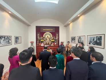 Lễ dâng hương tưởng nhớ, tri ân công đức của các Vua Hùng và các bậc tiền nhân đã có công dựng nước và giữ nước.