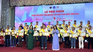 Tôn vinh người hiến máu tình nguyện tiêu biểu toàn quốc.