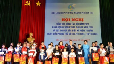 Ban tổ chức trao quà tặng trẻ em có hoàn cảnh khó khăn. 