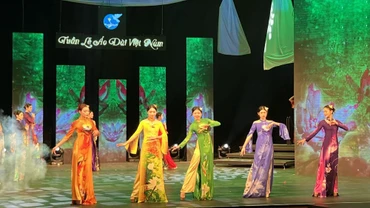Chương trình nghệ thuật “Hương sắc Áo dài Việt”.