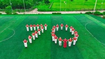 Các hội viên, phụ nữ tham gia trình diễn dân vũ nhân dịp kỷ niệm 70 năm Chiến thắng Điện Biên Phủ. 