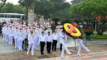 Đoàn đại biểu người có công với cách mạng tiêu biểu toàn quốc năm 2022 dâng hương tưởng niệm các Anh hùng, liệt sĩ. (Ảnh: Đăng Khoa)