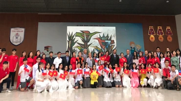 Giáo viên, học sinh Trường THCS Chu Văn An chào đón Đoàn đại biểu Chile