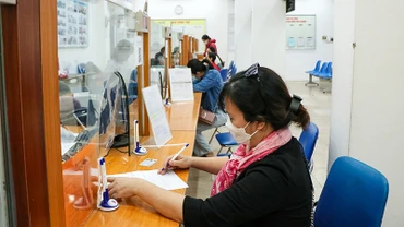 Lao động làm thủ tục về bảo hiểm thất nghiệp tại Trung tâm Dịch vụ việc làm Hà Nội. (Ảnh: Thủy Nguyên)