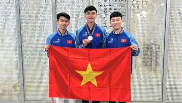 Phạm Thành Đạt, thí sinh giành Huy chương Đồng (giữa), sau lễ trao giải tại kỳ thi Kỹ năng nghề thế giới lần thứ 47, sáng 16/9. (Ảnh: Molisa)