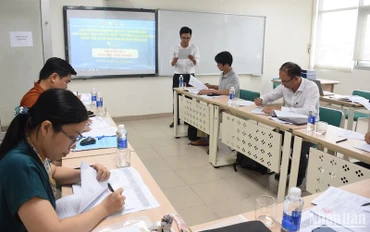 Chấm Sơ khảo Giải thưởng Khoa học và Công nghệ dành cho sinh viên trong các cơ sở giáo dục đại học năm 2023. (Ảnh: ANH ĐÀO)