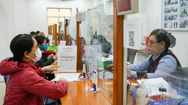 Người lao động có thể đăng ký nhận trợ cấp thất nghiệp để bảo lưu thời gian tham gia bảo hiểm xã hội. (Ảnh: NHẬT QUANG) 