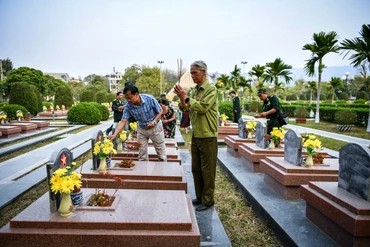 Cuộc hội ngộ qua... bia đá và những ngôi mộ đôi ở Điện Biên