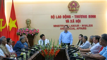 Phó Cục trưởng Cục Người có công Nguyễn Xuân Long phát biểu tại buổi tiếp Đoàn đại biểu người có công với cách mạng tiêu biểu tỉnh Sóc Trăng. (Ảnh: Ngân Anh)