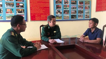 Chỉ huy Đồn Biên phòng Cà Xèng trao đổi với Bí thư Chi bộ bản Mò O Ồ Ồ về mô hình sinh kế giúp bà con.