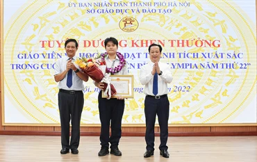 Lãnh đạo Sở Giáo dục và Đào tạo Hà Nội trao Bằng khen của Chủ tịch UBND thành phố cho học sinh Vũ Nguyên Sơn.