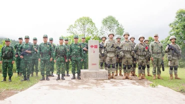Đội tuần tra của hai bên kiểm tra cột mốc số 3. (Ảnh: ANH DŨNG)