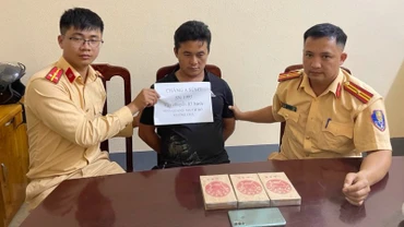 Đối tượng Cháng A Sùng cùng tang vật khi bị lực lượng chức năng bắt giữ. Ảnh: TRANG TRUNG