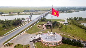 Cụm di tích đôi bờ Hiền Lương nhìn từ bờ bắc nơi cắm cột cờ giới tuyến. (Ảnh: THÀNH ĐẠT)