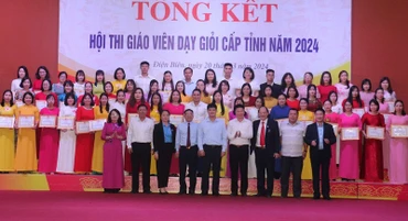 Lãnh đạo Sở Giáo dục và Đào tạo Điện Biên cùng đại diện lãnh đạo các sở, ngành tặng hoa, chúc mừng các thầy, cô giáo được công nhận giáo viên dạy giỏi cấp tỉnh, năm học 2023-2024.