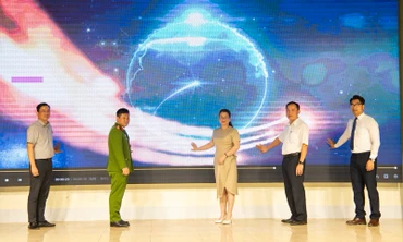 Đại biểu ấn nút sử dụng phần mềm du lịch thông minh phục vụ du lịch tại tỉnh Điện Biên.