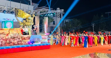 Xe mô hình mang biểu tượng Tượng đài chiến thắng Điện Biên Phủ dẫn đầu đoàn diễu hành xuất phát từ quảng trường Him Lam.
