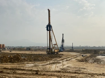 Các xe, máy trên công trường thi công đường cất, hạ cánh hoạt động cầm chừng vì thiếu nguyên liệu.