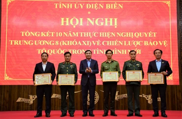 Bí thư Tỉnh ủy Điện Biên Trần Quốc Cường, trao Bằng khen tặng các tập thể có nhiều thành tích xuất sắc trong thực hiện Nghị quyết.