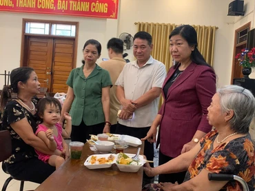 Lãnh đạo Ủy ban Mặt trận Tổ quốc Việt Nam thành phố Hà Nội thăm hỏi, động viên người dân sơ tán tránh lũ