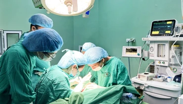 Hơn 5 giờ phẫu thuật, các y, bác sĩ Bệnh viện Trung ương Thái Nguyên nối liền bàn tay cho cháu bé.