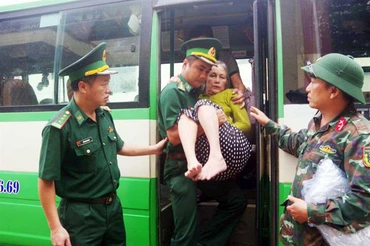 Sơ tán người dân tại khu vực xã Tam Thanh, thành phố Tam Kỳ về cơ quan Bộ Chỉ huy Bộ đội Biên phòng tỉnh Quảng Nam tránh, trú bão. (Ảnh HỒNG ANH)