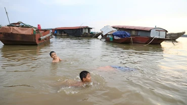 Trẻ em tập bơi tại làng chài Văn Đức, xã Văn Đức, huyện Gia Lâm, Hà Nội. (Ảnh THÀNH ĐẠT)