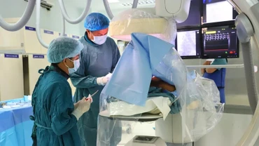 Các bác sĩ Khoa Can thiệp - Tim mạch, Bệnh viện đa khoa tỉnh Ninh Thuận, phẫu thuật cho bệnh nhân. (Ảnh minh họa: nhandan.vn)
