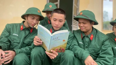 Các chiến sĩ mới đọc sách trong khoảnh khắc được nghỉ giải lao.