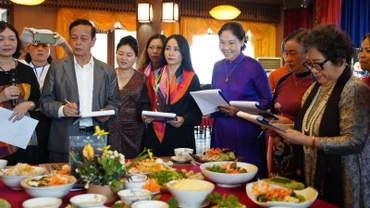 Hội thi ẩm thực làng Bát Tràng diễn ra rất sôi nổi và giàu bản sắc.