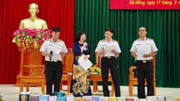 Tiến sĩ giáo dục Nguyễn Thụy Anh giao lưu cùng bộ đội Hải quân.