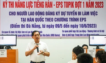 Thứ trưởng Lao động-Thương binh và Xã hội Nguyễn Bá Hoan kiểm tra công tác tổ chức kỳ thi EPS-TOPIK ngày 18/5/2023 tại Đà Nẵng. (Ảnh: Molisa)