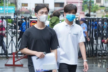 Thí sinh đến điểm thi tại Hà Nội sáng 15/7. (Ảnh: HUST)