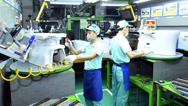 Người lao động tại Công ty Toto Việt Nam, khu công nghiệp Thăng Long, Hà Nội. (Ảnh: MINH HÀ)