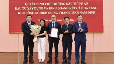Các đồng chí lãnh đạo tỉnh Nam Định trao Quyết định chủ trương đầu tư Dự án cho nhà đầu tư. (Ảnh: XUÂN TRƯỜNG)