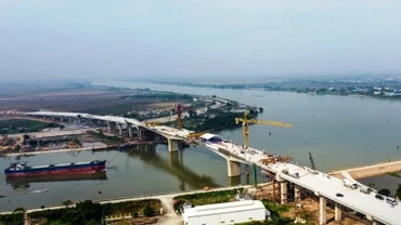 Cầu vượt sông Đáy nối tỉnh Nam Định và tỉnh Ninh Bình trong ngày hợp long. (Ảnh: DUY HƯNG)