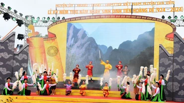 Tái hiện hình ảnh về Đinh Tiên Hoàng Đế tại lễ kỷ niệm. (Ảnh: XUÂN TRƯỜNG)