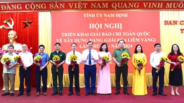 Đồng chí Phó Bí thư Thường trực Tỉnh ủy, Trưởng Ban Chỉ đạo Giải Búa liềm vàng tỉnh Nam Định Lê Quốc Chỉnh tặng hoa, biểu dương các tập thể, cá nhân có thành tích xuất sắc trong công tác triển khai hưởng ứng Giải Búa liềm vàng năm 2023. (Ảnh: XUÂN TRƯỜNG)