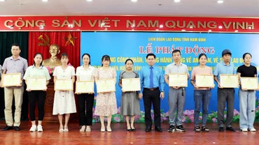 Tuyên dương, khen thưởng doanh nghiệp, công nhân lao động có thành tích tiêu biểu trong năm 2023 tại lễ phát động.