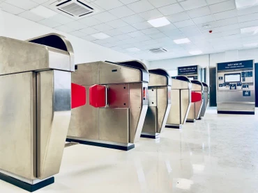 Máy đọc thẻ khi lên tàu metro.