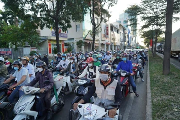 Việc rào chắn thi công Hầm chui HC2, công trình hầm chui Nguyễn Văn Linh - Nguyễn Hữu Thọ đã gây ách tắc giao thông thường xuyên vào giờ cao điểm, phương tiện di chuyển rất khó khăn. (Ảnh: THẾ ANH)
