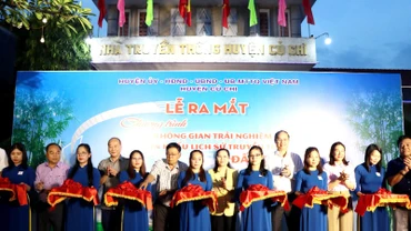 Lãnh đạo Thành phố Hồ Chí Minh tham dự lễ ra mắt Chương trình không gian trải nghiệm sân khấu lịch sử truyền thống “Đất thép”- Địa đạo an toàn nhất là lòng dân, tối 12/12.