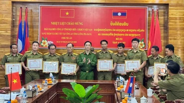 Thượng tá Đỗ Ngọc Minh, Phó Giám đốc Công an tỉnh Điện Biên trao thưởng các tập thể, cá nhân đã tham gia bắt hai đối tượng mua bán ma túy số lượng lớn tại Lào.