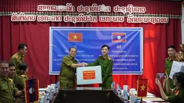 Thượng tá Đỗ Ngọc Minh (bên phải), Phó Giám đốc Công an tỉnh Điện Biên trao quà tặng Công an tỉnh Phong-sa-ly. (Ảnh: THÀNH TRUNG)