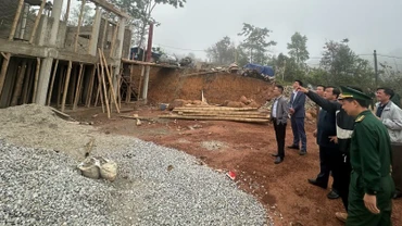 Lãnh đạo Ủy ban nhân dân tỉnh Điện Biên kiểm tra tiến độ xây dựng Nhà văn hóa tại bản Chăn Nuôi, xã Si Pa Phìn, huyện Nậm Pồ.