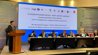 Đồng chí Lê Thành Đô, Chủ tịch Ủy ban nhân dân tỉnh Điện Biên, phát biểu tại lễ khai mạc Đại hội Thể thao Saint Petersburg, Liên bang Nga. Ảnh: HẢI HÀ