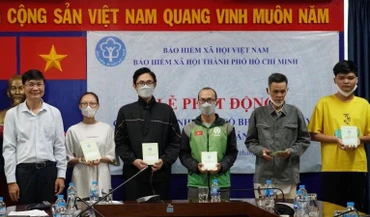 Hoạt động trao thẻ bảo hiểm y tế, sổ bảo hiểm xã hội cho người dân có hoàn cảnh khó khăn, diện chính sách trên địa bàn Thành phố Hồ Chí Minh. (Ảnh: HSS)