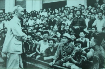 Bác Hồ đến thăm và nói chuyện với cán bộ, công nhân Nhà máy Xe lửa Gia Lâm, ngày 19/5/1955 Ảnh TL
