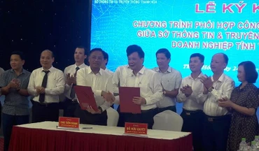 Đại diện Sở Thông tin và Truyền thông và Hiệp Hội Doanh nghiệp tỉnh Thanh Hóa ký kết chương trình phối hợp công tác.